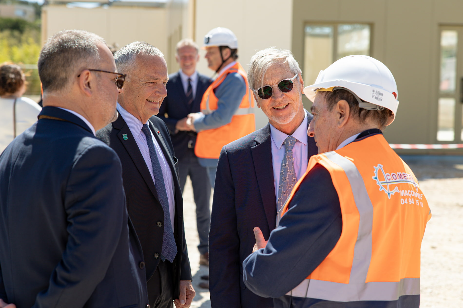 Membres de l'association en discussion sur le chantier