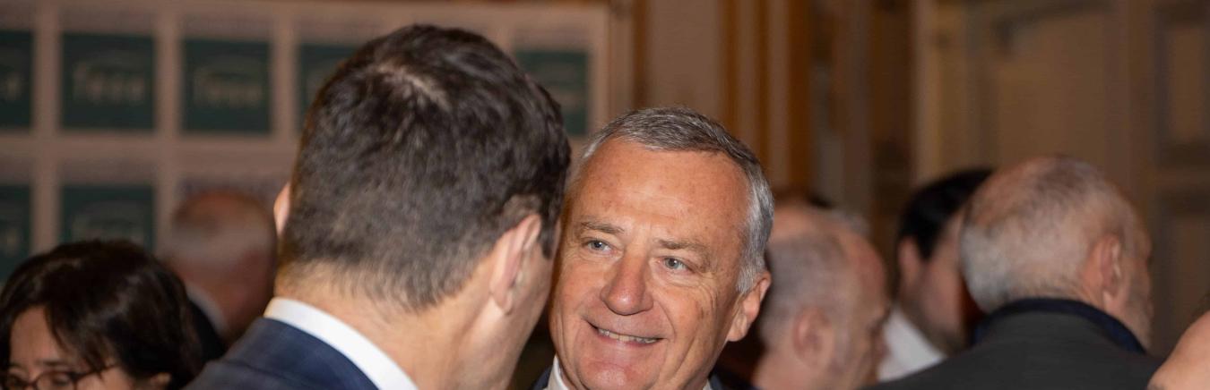 Gratien Maire discutant lors de la soirée des voeux