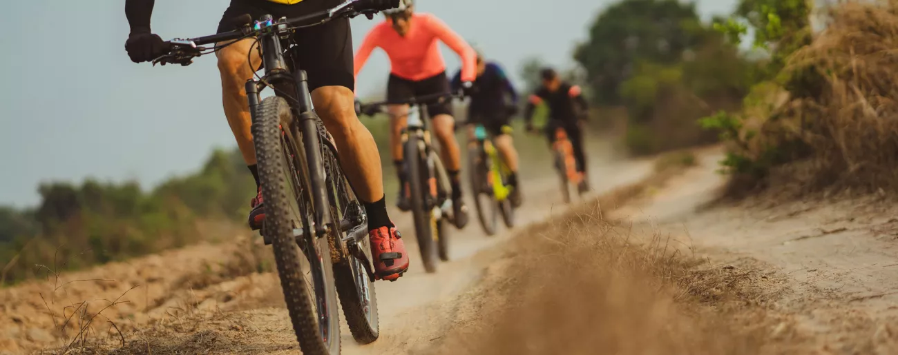 coureurs cyclistes sur piste sableuse