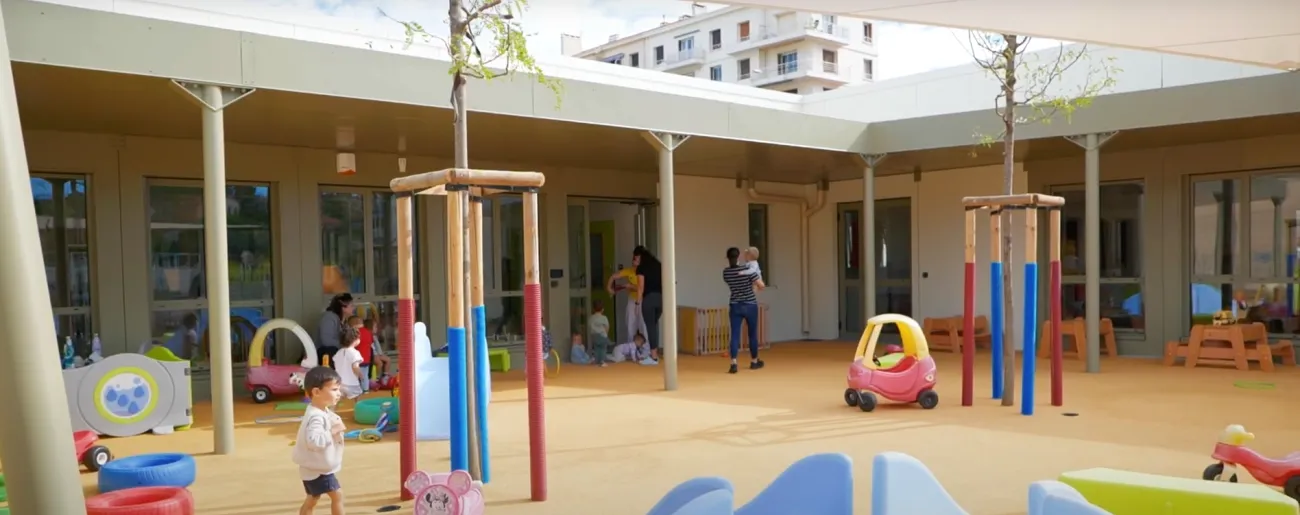 Enfants dans la cour de la crèche Sivadon