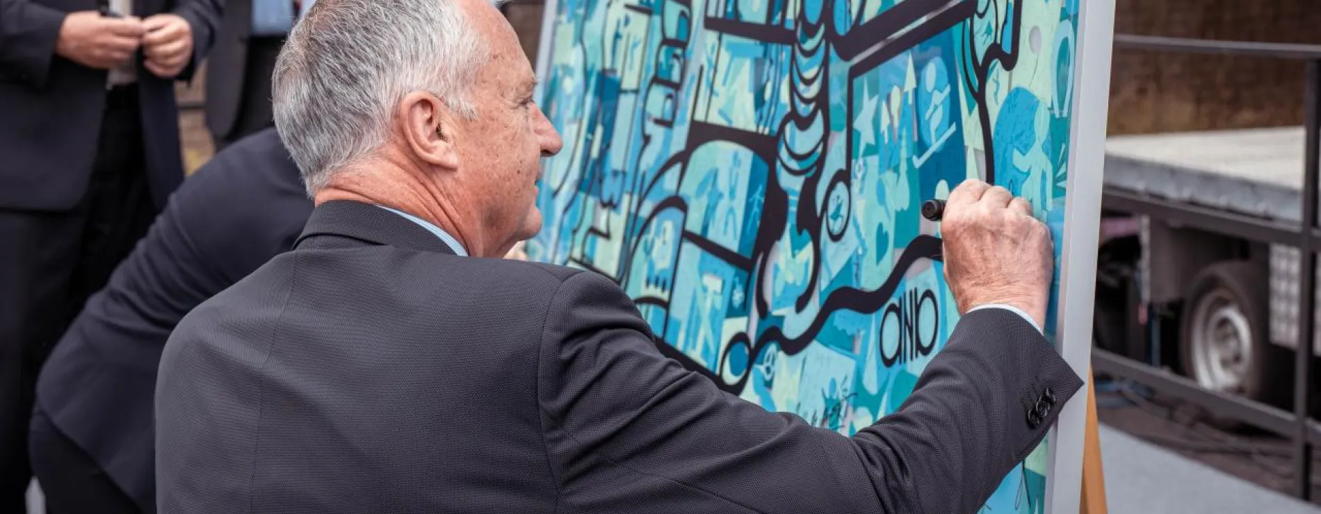 Gratien Maire, président de l'association signe le tableau des sponsors qui sera exposé dans les locaux du futur site de la Fondation
