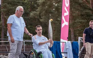 Flamme olympique par sportif en fauteuil_v4