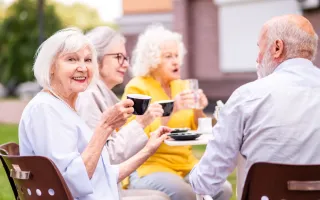 Groupe de personnes agées sirotant des boissons