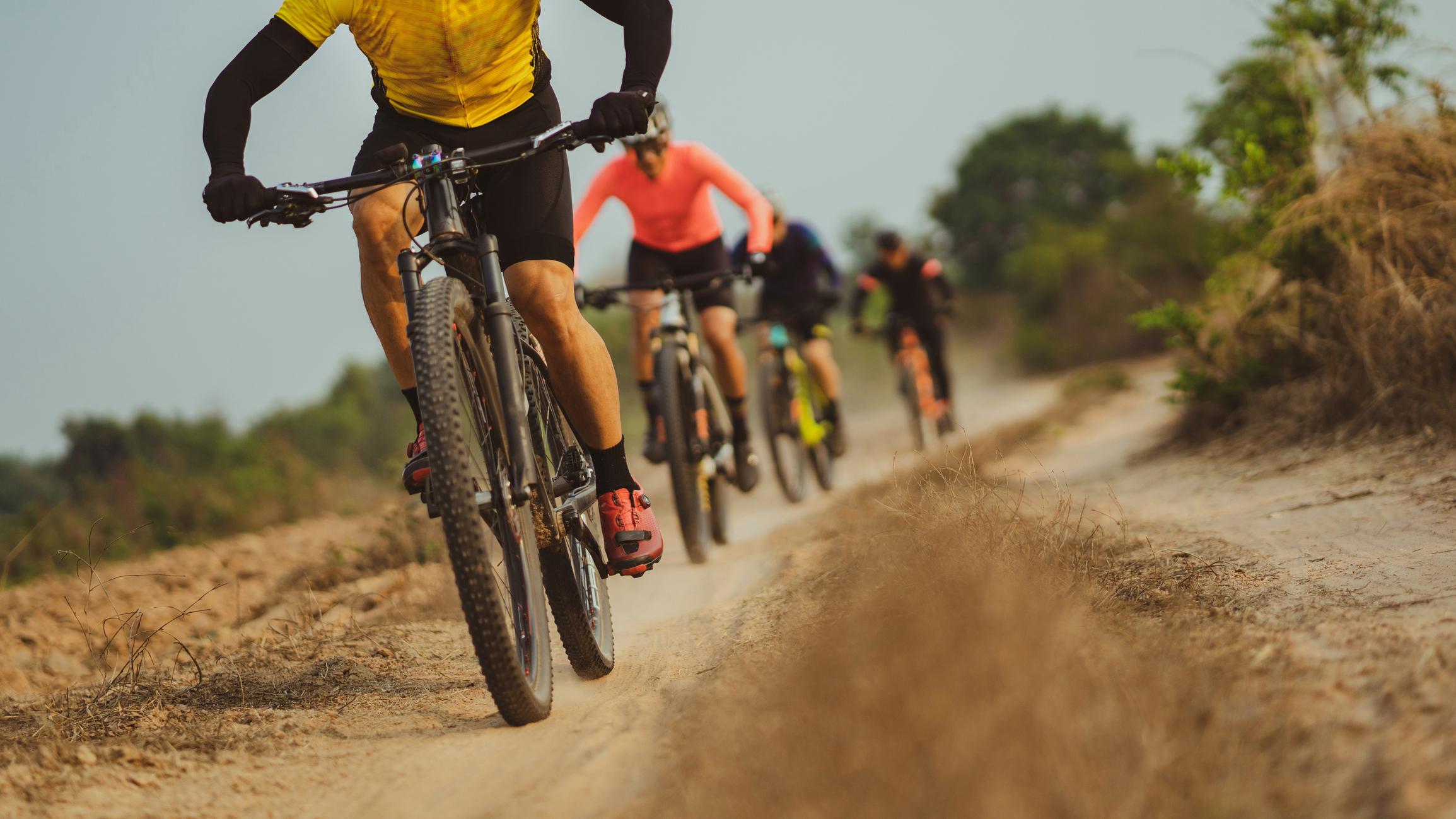 coureurs cyclistes sur piste sableuse