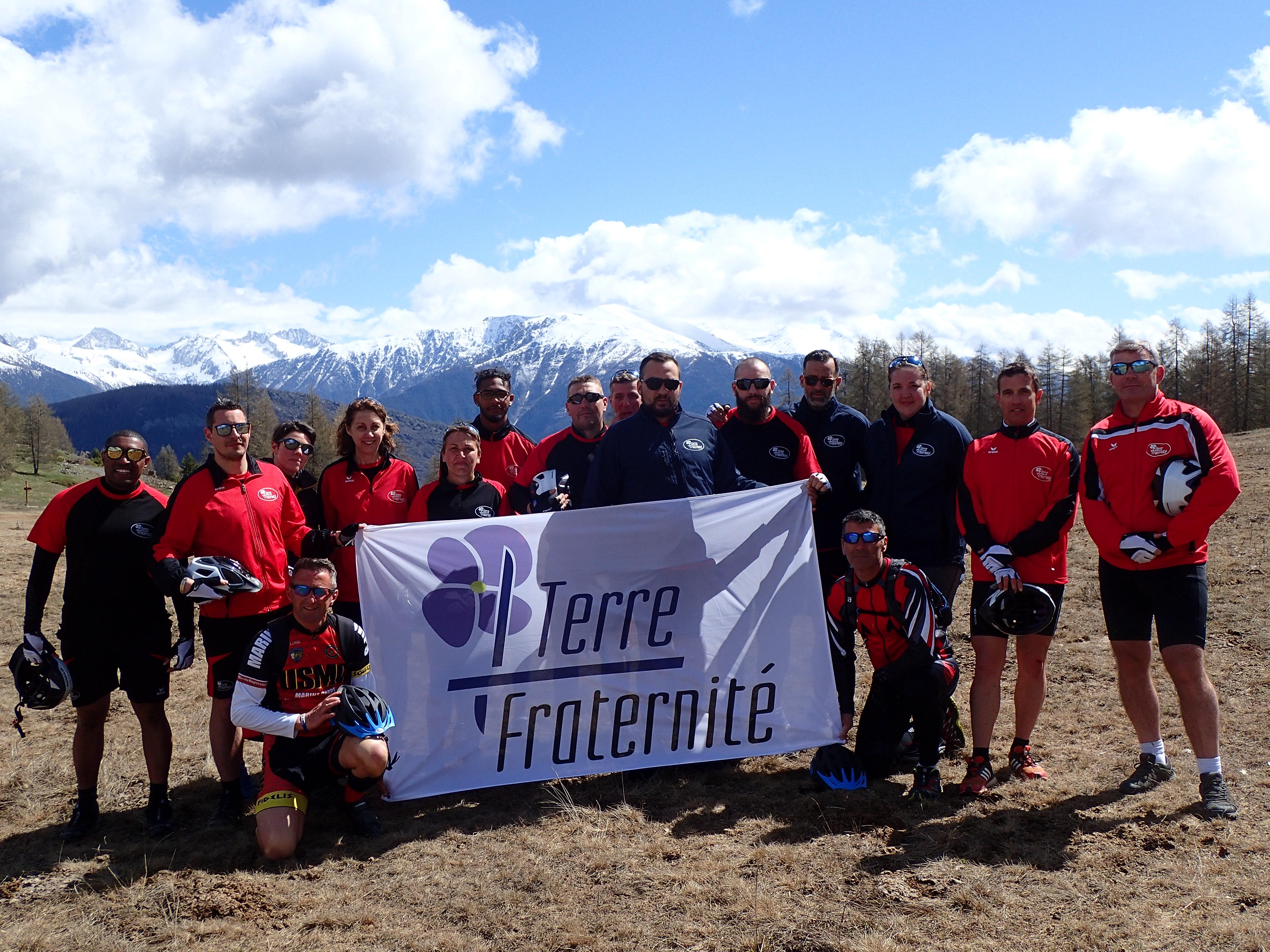 Terre Fraternité équipe bannière sur montagne