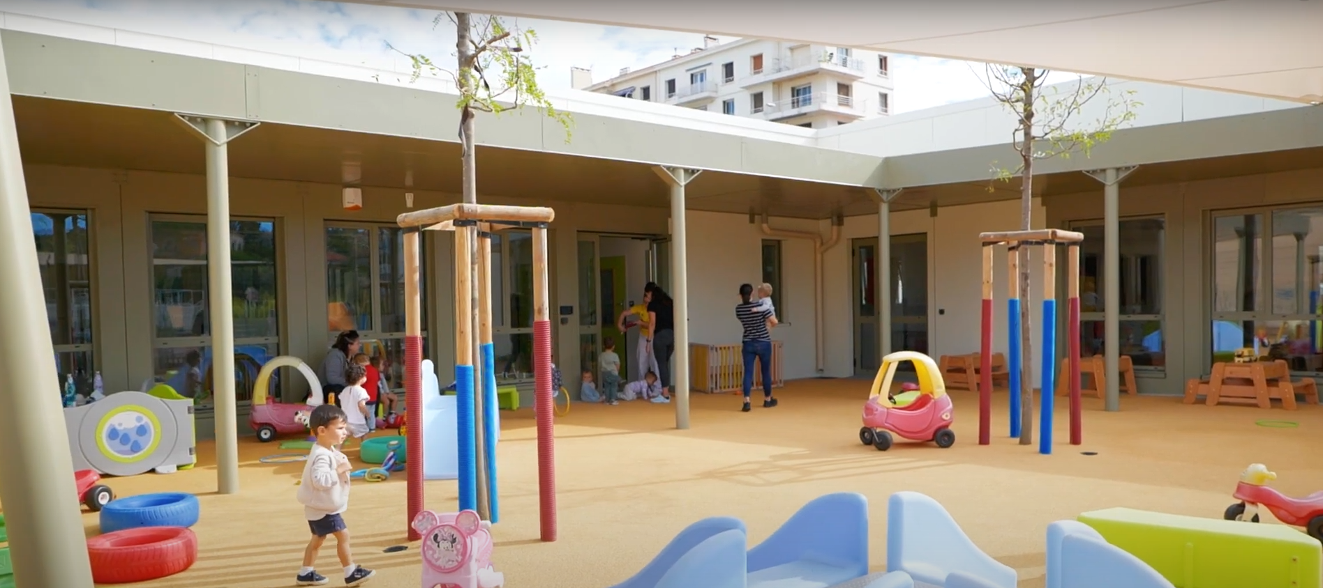 Enfants dans la cour de la crèche Sivadon