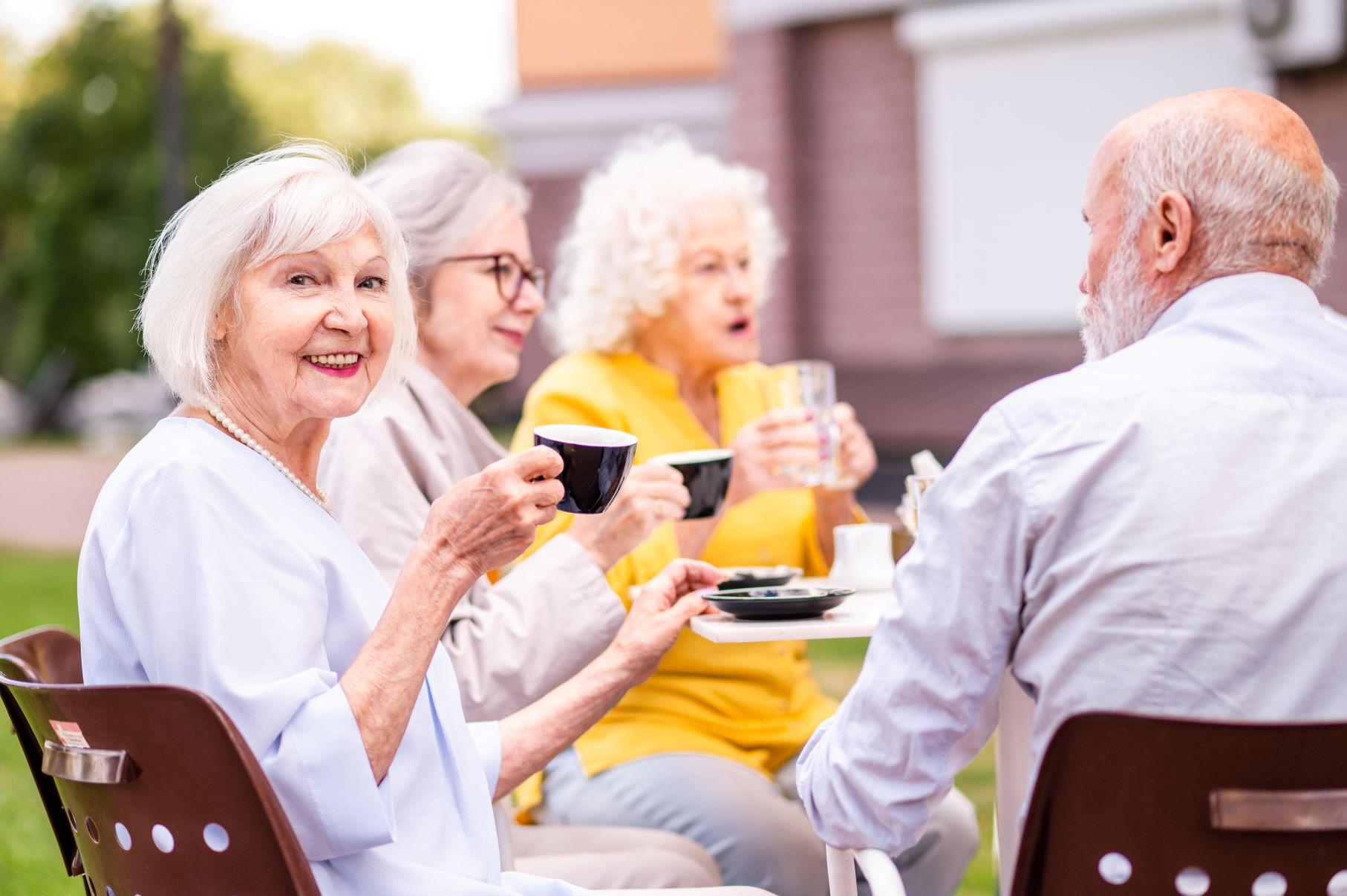 Groupe de personnes agées sirotant des boissons
