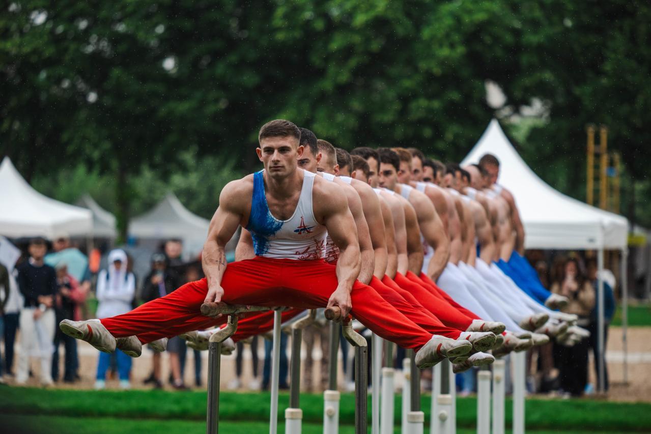 les pompiers gymnastes de la bspp sur les barres parallèles - courses solidaires 2026