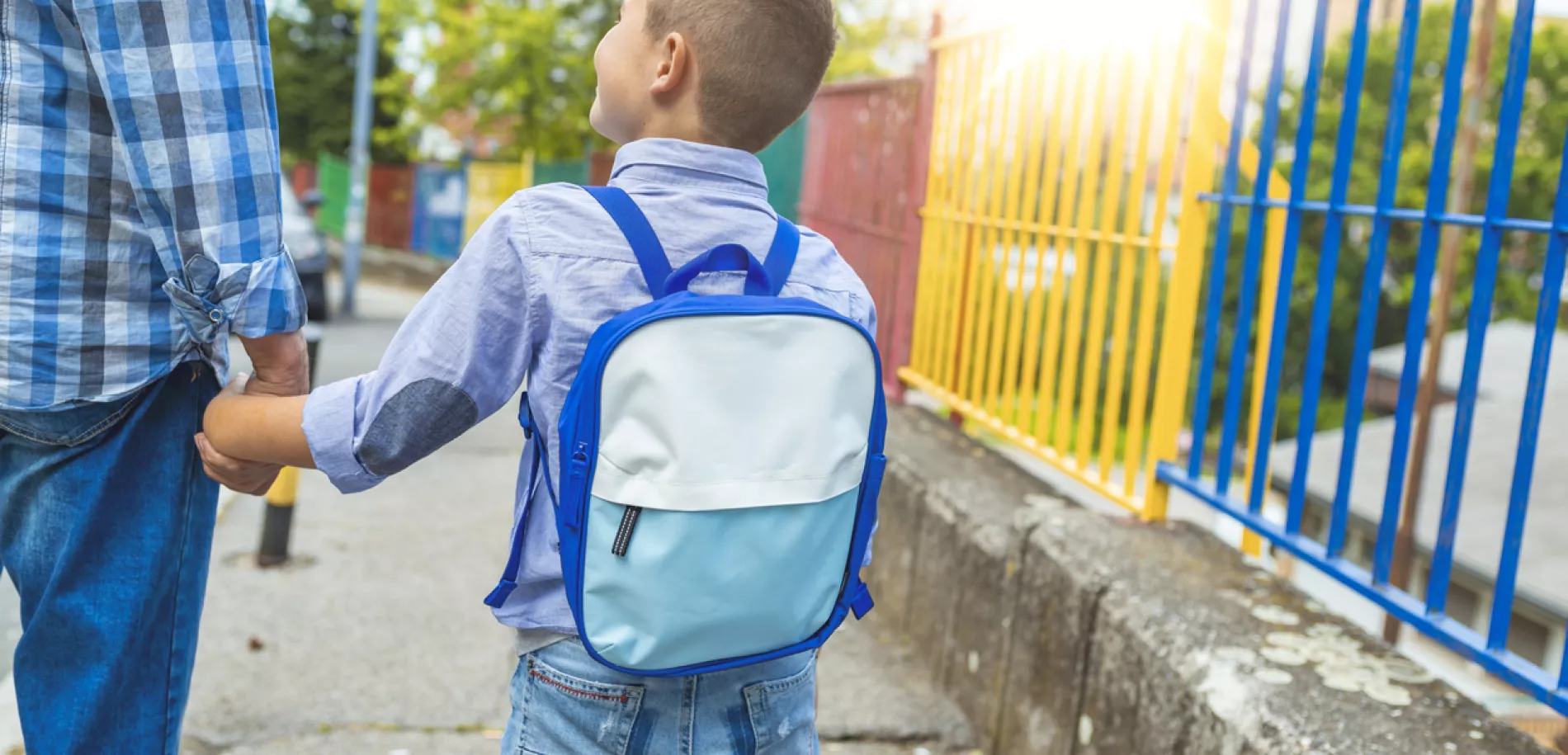 Enfant parent vers l'école