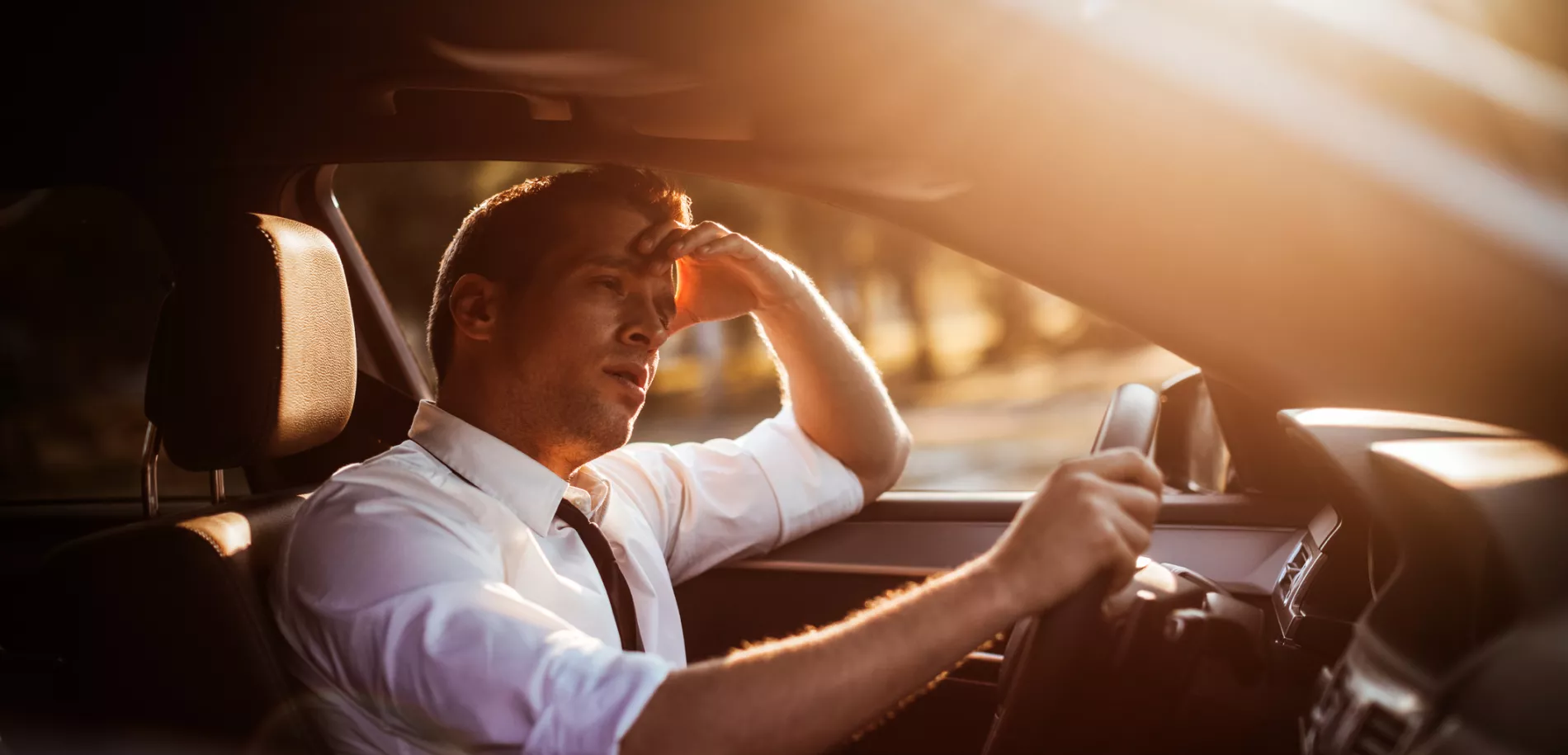 Homme fatigué au volant