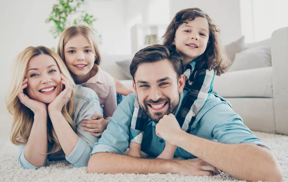 Famille souriante 