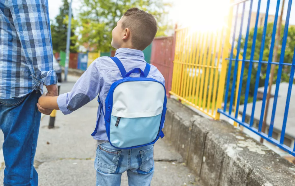 Enfant parent vers l'école