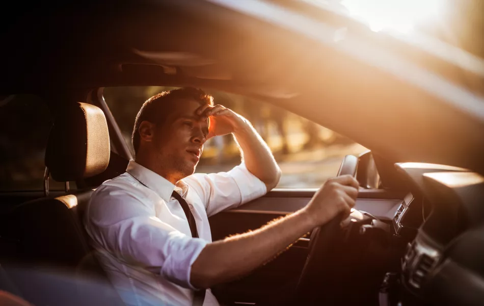 Homme fatigué au volant