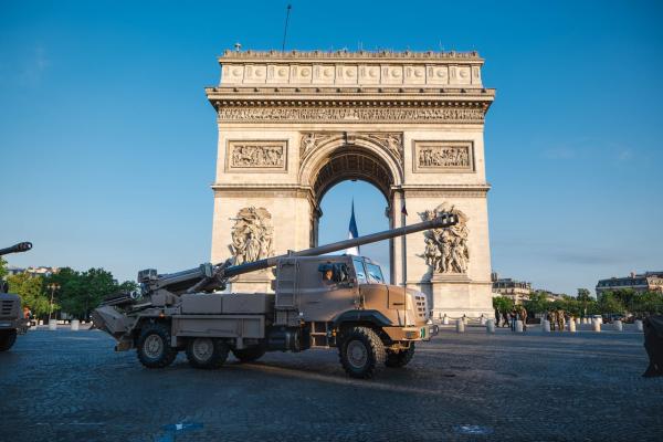 Char devant l'Arc de triomphe au défilé du 14 juillet