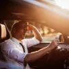 Homme fatigué au volant